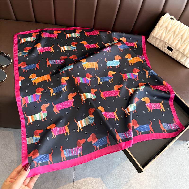 Modna bandanka z nadrukiem psa – Silk Scarf Square recenzja i cena